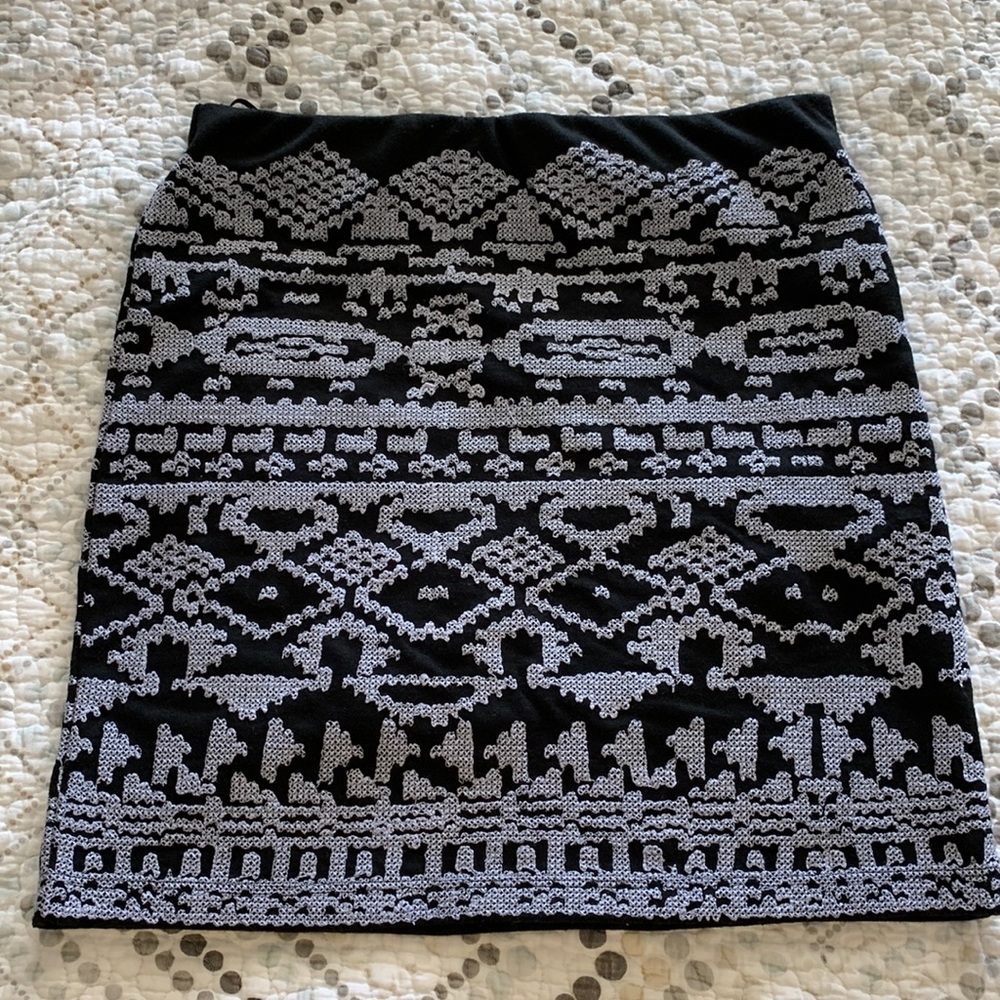 Willow & Clay embroidered knit black tribal pattern mini skirt - size M